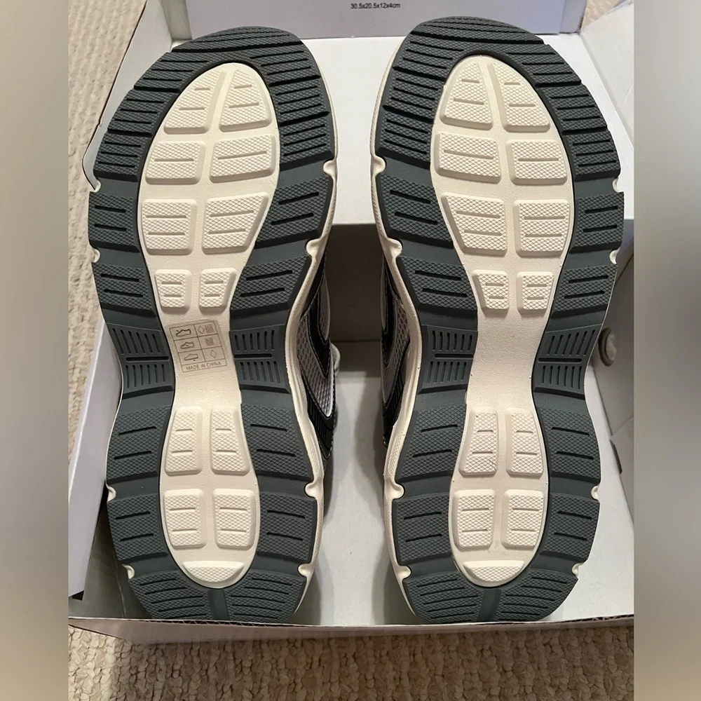 NIB Dream Pairs White and Gray Sneakers Size 7.5 - Picture 3 of 4